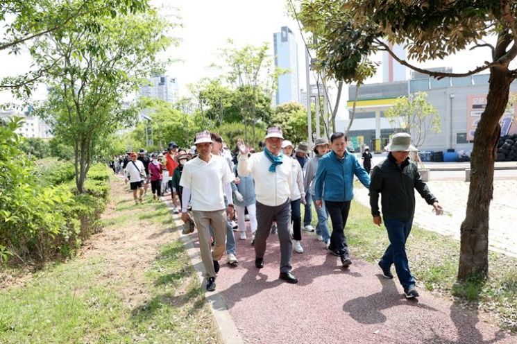 (가운데)김산 무안군수가 주민 1000여 명과 걸으며 손을 흔들고 있다. [사진제공=무안군]