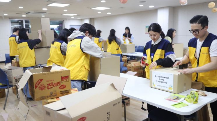 중소기업사랑나눔재단 봉사자들이 지난 25일 경기 광명 소재 철산종합사회복지관에서 지역 소외계층을 위한 식료품 키트를 제작하고  있다. [사진 제공=중소기업사랑나눔재단]