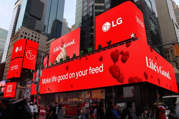 미국 뉴욕 타임스스퀘어 전광판에 LG전자 캠페인 홍보 영상이 나오는 모습 / [사진제공=LG전자]