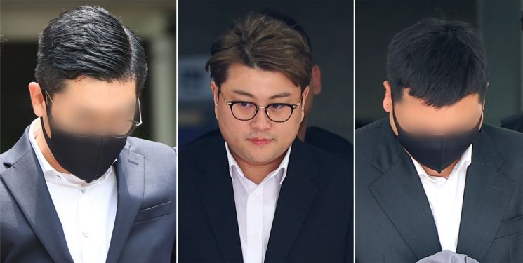 음주 운전 뺑소니 혐의를 받는 가수 김호중과 이와 관련한 소속사 관계자들이 24일 구속 전 피의자 심문(영장실질심사)을 위해 법정에 출석했다.