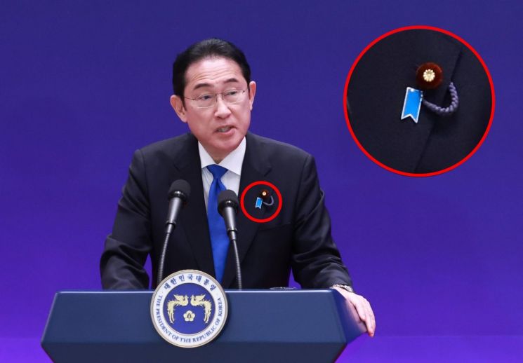 기시다 후미오 일본 총리가 27일 청와대 영빈관에서 열린 제9차 한일중 정상회의 공동기자회견에서 발언하고 있다. 기시다 총리의 옷깃에 '블루 리본' 배지가 달려 있다.