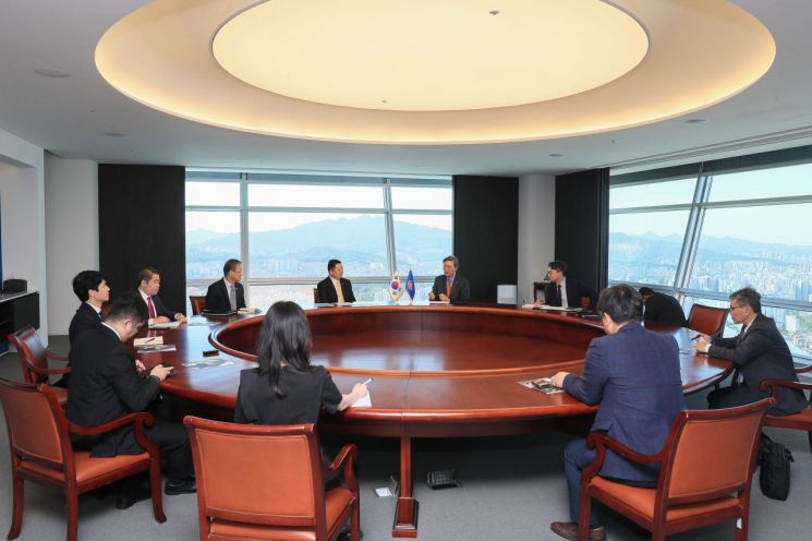 김창범 한국경제인협회 부회장과 까으 끔 후은 아세안 사무총장이 만난 가운데 논의가 진행된 한경협 내부 모습 / [사진제공=한경협]