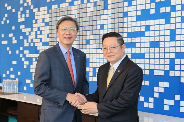 김창범 한국경제인협회 부회장이 까으 끔 후은 아세안 사무총장과 기념촬영을 하고 있다. / [사진제공=한경협]