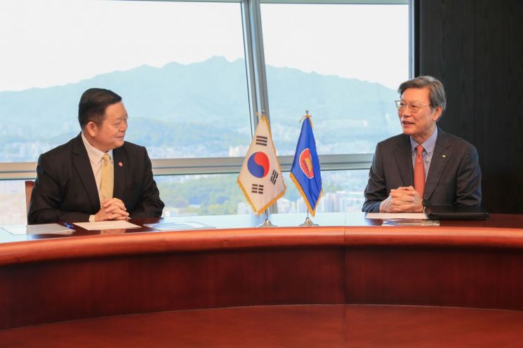 김창범 한국경제인협회 부회장이 까으 끔 후은 아세안 사무총장과 주요 현안 및 협력 방안을 논의하는 모습 / [사진제공=한경협]