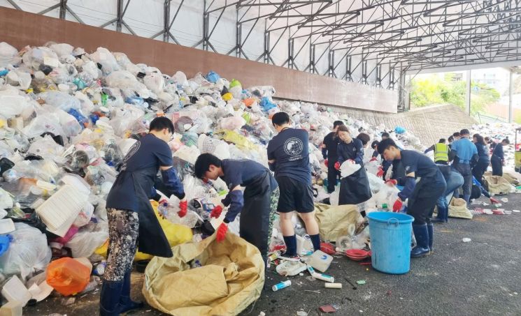 국립부경대 학생봉사단이 재활용품 선별 봉사활동을 하고 있다.
