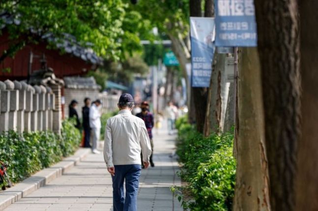 지난 28일, 서울 종로구 탑골공원 인근에 노인들이 거리를 거닐고 있다. 사진=강진형 기자