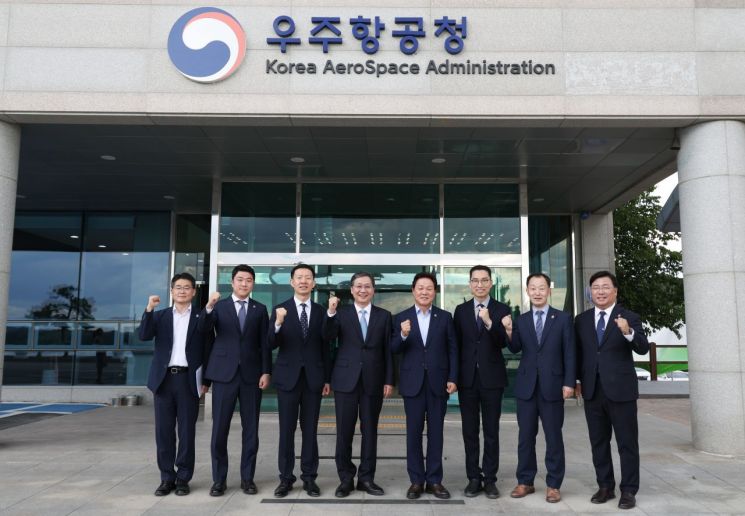 박완수 경남지사(왼쪽에서 다섯 번째)가 우주항공청 직원 등과 함께 청사 앞에서 기념 사진을 찍고 있다. [사진제공=경남도청]
