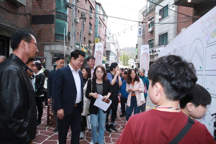 지난해 축제 현장 찾은 박준희 관악구청장