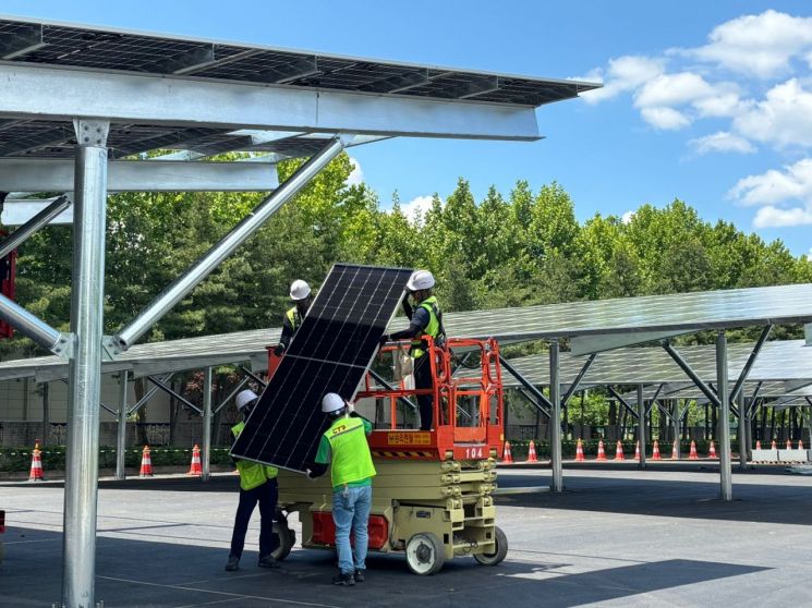 28일 오후 LG유플러스 대전R&D 센터 주차장. 노동자들이 태양광 발전 모듈을 크레인 위로 올리고 있다/사진=황서율 기자chestnut@