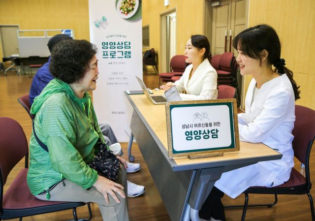 현대그린푸드 영양사가 '시니어 웰니스 프로그램' 참여 대상 어르신에게 전문 영양상담을 제공하고 있다.[사진제공=현대그린푸드]