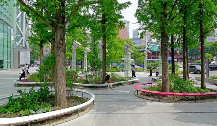 종로구 종로타워 앞 'Stream of Seoul' 매력정원 모습. 종로구 제공.