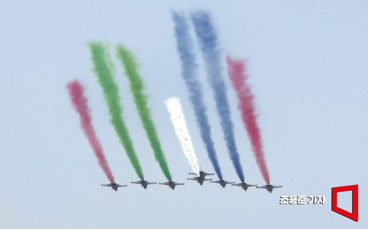 [포토] 블랙이글스, UAE 대통령 국빈 방한 축하 비행
