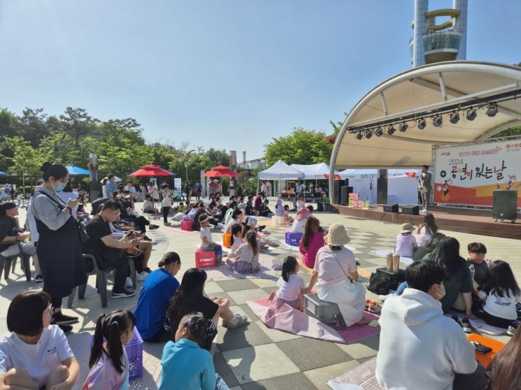 오산시가 야외 상설 공연장에서 진행한 '공연이 있는 날' 행사에서 시민들이 공연을 즐기고 있다. [사진제공=오산시]