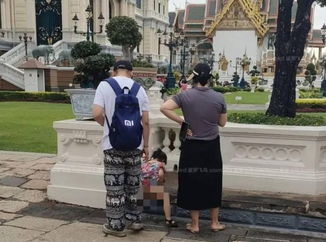태국 유적지에서 어린 자녀에게 소변을 보게 한 중국인 추정 부모 [사진출처=중국 소셜미디어 캡처]