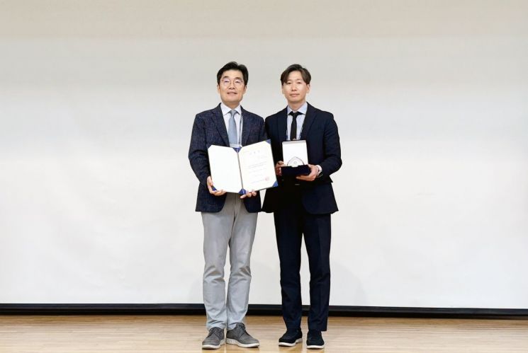 김대환 교수(오른쪽)가 학술공로상을 받고 기념촬영하고 있다.