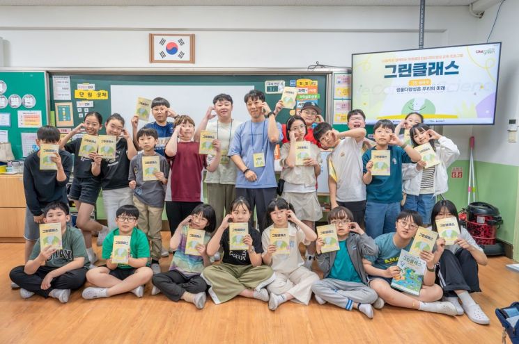 서울영서초등학교에서 교육봉사에 나선 LG화학 임직원 봉사단. 사진제공=LG화학