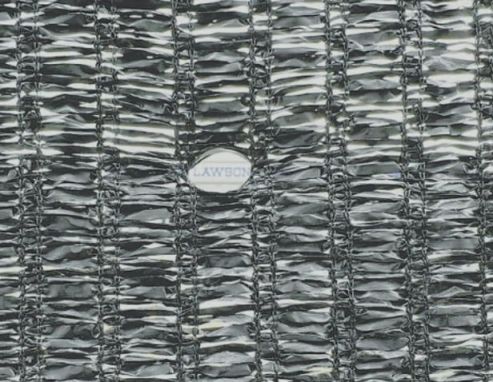 후지산 편의점 앞에 설치된 가림막에 구멍이 뚫린 모습. [이미지출처=요미우리신문]