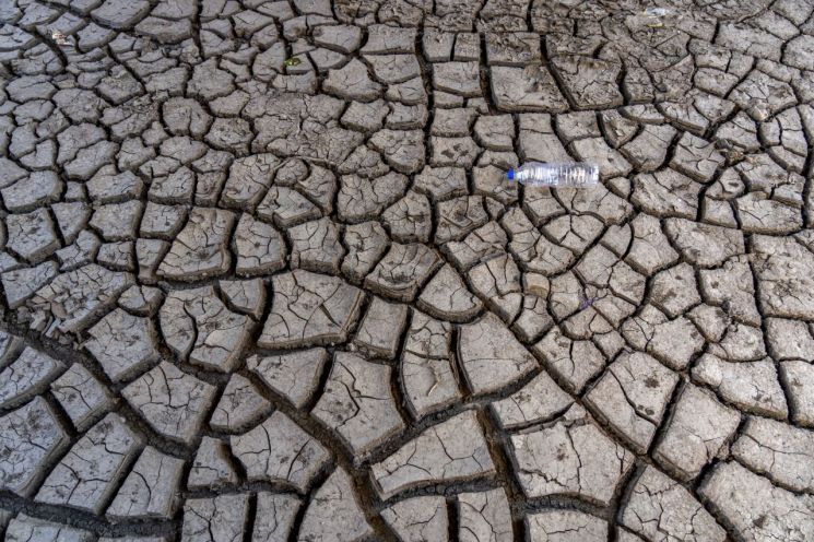 가뭄으로 메마른 신드파나강 바닥 균열. [이미지출처=AP연합뉴스]
