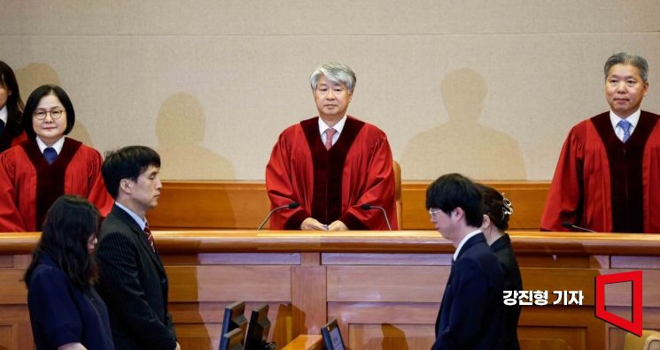 [포토] 5월 심판사건 선고 참석한 이종석 헌법재판소장