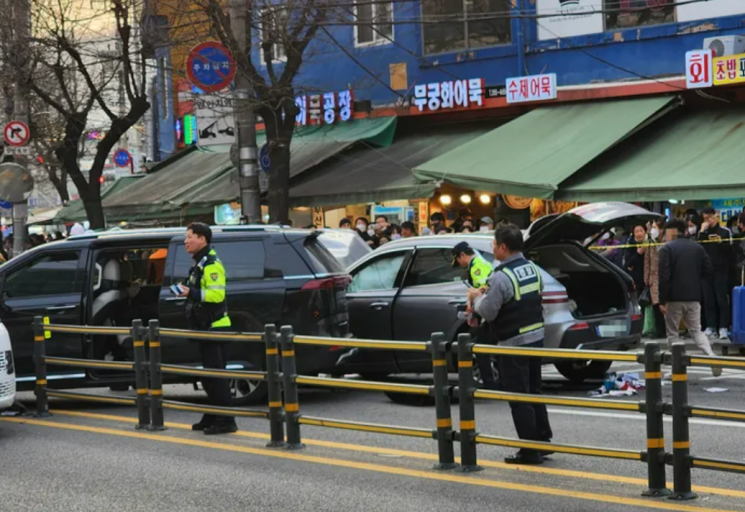 지난달 29일 오후 5시께 서울 은평구 불광동 연서시장 인근 도로에서 스포츠유틸리티차 한 대가 차량 8대를 잇달아 들이받아 한명이 숨지고 13명이 다쳤다. [이미지출처=연합뉴스]