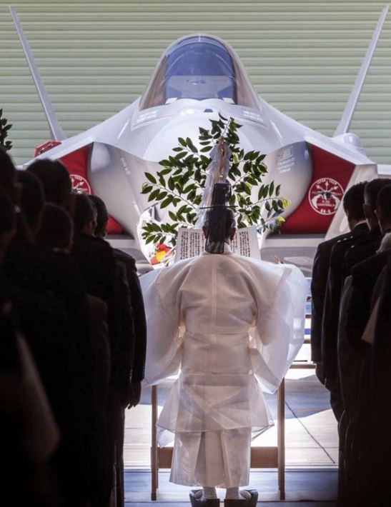 최첨단 F-35 앞에서 "비나이다"…제사에 진심인 일본