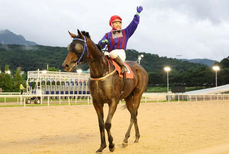 한국마사회, 한국경마 더비걸 김혜선 ‘400승 금자탑’ 세웠다