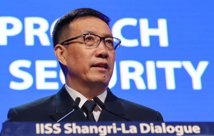 둥쥔 중국 국방부장이 2일(현지시간) 싱가포르 샹그릴라 호텔에서 열린 제21차 아시아 안보회의(샹그릴라 대화) 5차 본회의에 참석해 '세계 안보에 대한 중국의 접근'을 주제로 연설하고 있다.[사진출처=연합뉴스]