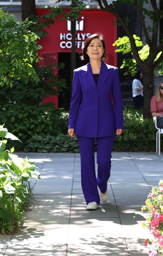 오영주 중소벤처기업부 장관이 서울 종로구 광화문 광장을 걸으며 아시아경제 인터뷰에 응하고 있다. 사진=조용준 기자 jun21@