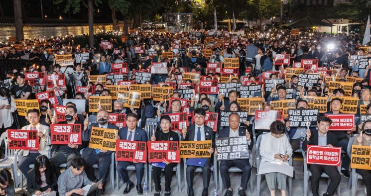 의사들이 지난달 30일 오후 서울 중구 덕수궁 대한문 앞에서 의사협회 주최로 열린 대한민국 정부 한국 의료 사망선고 촛불집회에 참석해 구호를 외치고 있다. 임현택 대한의사협회장(앞즐 가운데)은 이날  "6월부터 본격적으로 의료 농단에 대한 큰 싸움을 시작한다"며 의료계 파업 가능성을 시사했다.[이미지출처=연합뉴스]