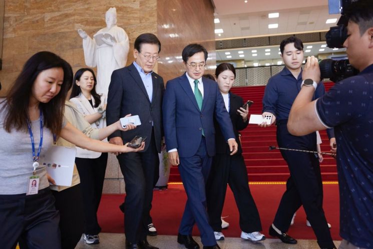 김동연 경기도지사(오른쪽)가 3일 국회에서 이재명 더불어민주당 대표와 만나 이야기를 하면서 계단을 내려오고 있다.
