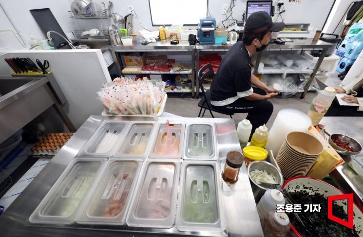 배달앱 기획-배달 가게를 운영하고 있는 자영업자가 아시아경제와 인터뷰를 하고 있다. 조용준 기자