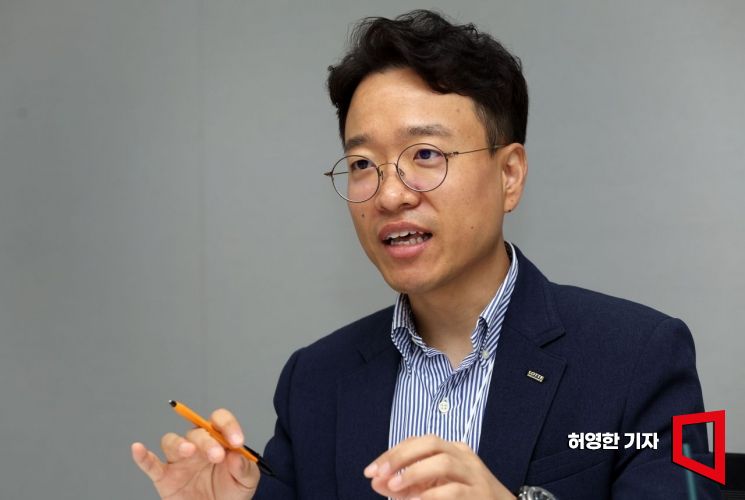 롯데손해보험 영업지원·N잡 플랫폼 '원더'를 운영하는 황두환 영업지원팀장이 서울 중구 본사에서 인터뷰하며 서비스 운영방식을 설명하고 있다. 사진=허영한 기자 younghan@