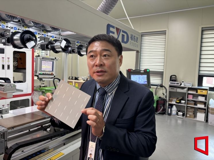 이진섭 에스지에너지 대표가 대전 본사에서 건물일체형 태양광 패널 제조 과정을 설명하고 있다.[사진=염다연기자]