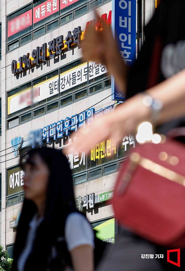 서울 양천구 목동 학원가의 한 건물에 입시 학원 간판과 안내 문구들이 붙어 있다. 강진형 기자