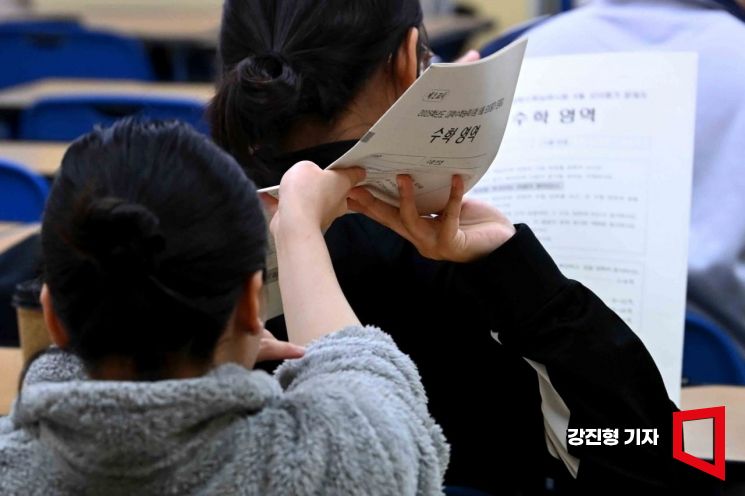 수험생들이 종로학원 목동 본원에서 모의평가를 보고 있다.