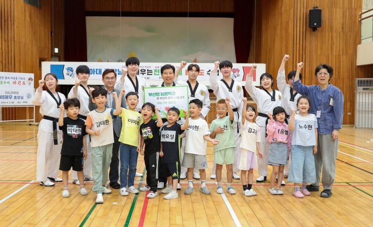 동아대 이해우 총장이 부산시교육청 학습형 늘봄프로그램에 재능기부를 하고 있다.