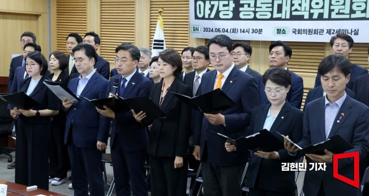 고민정 더불어민주당 의원, 천하람 개혁신당 원내대표, 김종민 새로운미래 의원 등이 4일 국회 의원회관에서 열린 언론탄압 저지 야7당 공동대책위원회 출범식 및 긴급간담회에서 출범선언문을 낭독하고 있다. 사진=김현민 기자 kimhyun81@
