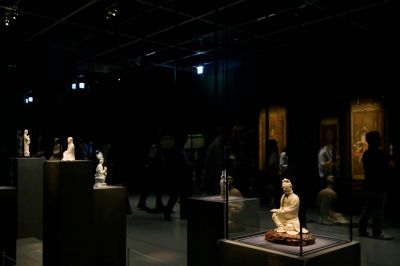 호암미술관 '진흙에 물들지 않는 연꽃처럼' 기획전 백자 불상 전경.[사진제공=삼성전자]