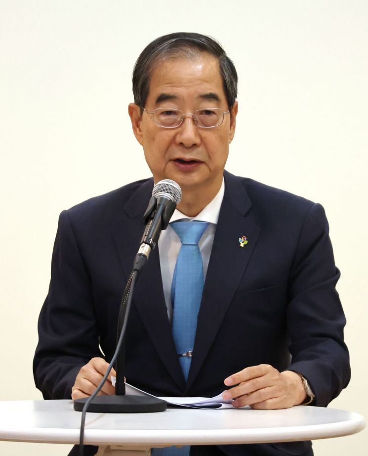 한덕수 국무총리가 4일 정부서울청사 별관에서 출입기자단과 간담회를 하며 질문에 답하고 있다. [이미지출처=연합뉴스]