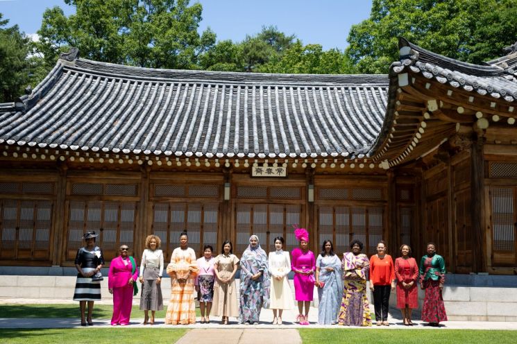 김건희 여사, 아프리카 정상 배우자들과 친교 행사…"교류·협력 기대"