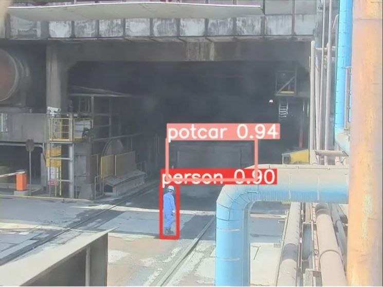 사진은 AI가 대차구역에서 작업자(사진 하단)를 감지한 뒤 이동기기(사진 중앙, potcar)에 정지명령을 내리며 기기가 멈춰 있는 모습［사진제공=광양제철소］