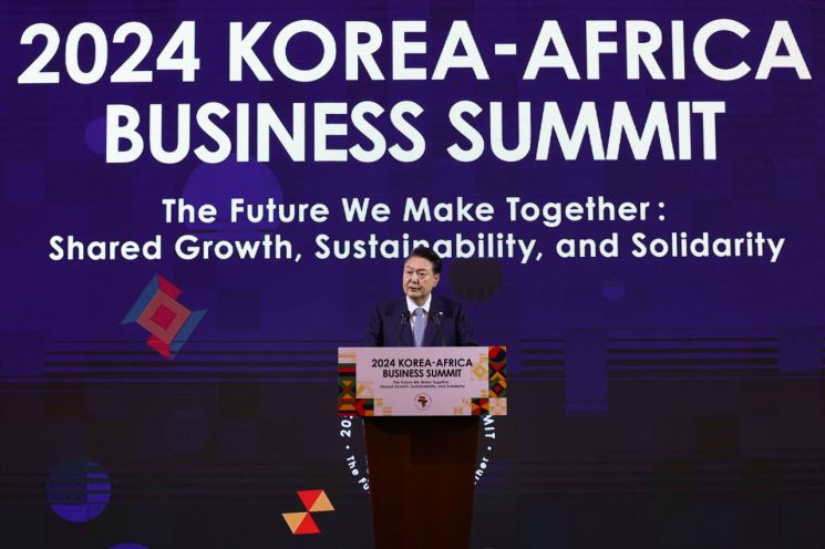 윤석열 대통령이 5일 서울 중구 롯데호텔에서 열린 '2024 한-아프리카 비즈니스 서밋 개회식'에서 기조연설을 하고 있다. [이미지출처=연합뉴스]
