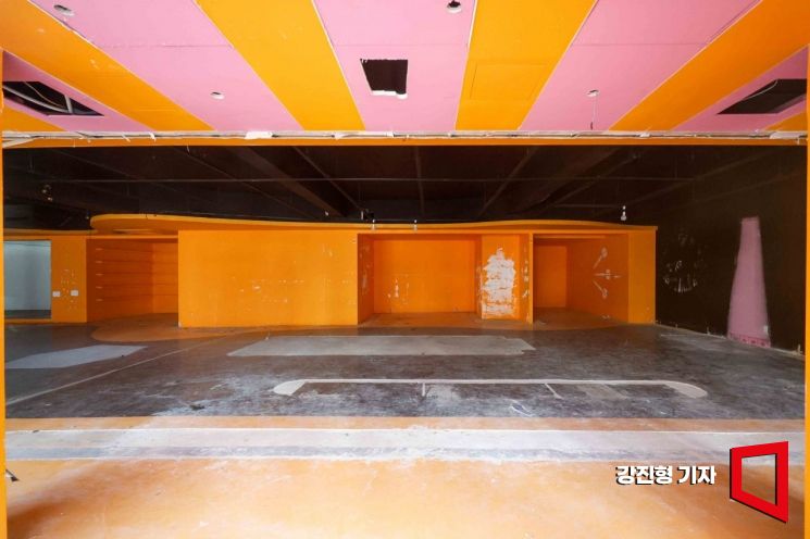 (왼쪽 사진)지난 6월 28일 서울 서대문구 이화여대 인근 상권에 텅빈 상가가 곳곳에 자리하고 있다. 

(오른쪽 사진) 강남구는 지난해 서울시에서 외식업 폐업 매장 수가 가장 많은 곳(2798곳)으로 조사됐다. 지난 6월 5일 서울 강남역 인근 대로 상가 일층이 폐업해 텅비어 있다. 사진=강진형 기자aymsdream@