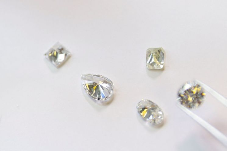 위기의 다이아몬드…2022년 고점 대비 30% 폭락