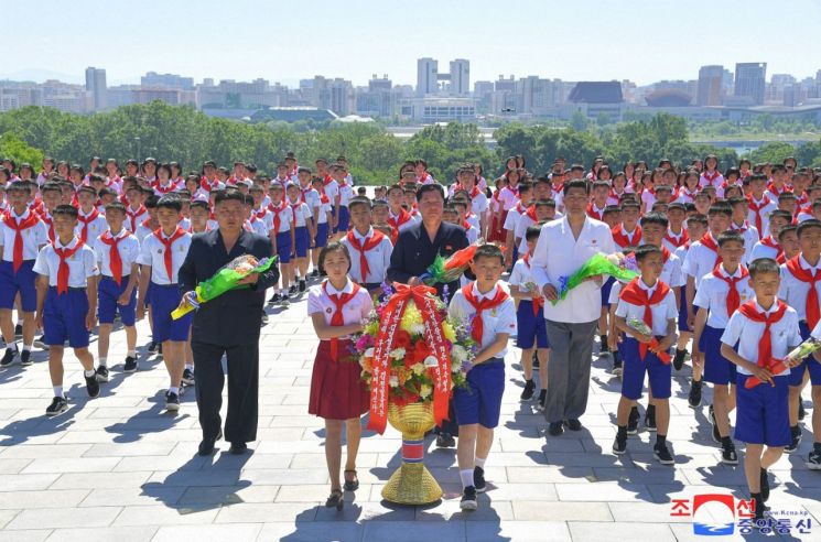 지난 3일 북한 소년단창립(6월 6일) 78주년 경축행사 참가자들이 김일성 주석과 김정일 국방위원장의 동상에 꽃바구니를 진정했다고 조선중앙통신이 4일 보도했다. 사진제공=연합뉴스
