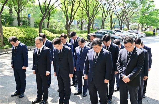 이원석 검찰총장과 대검 간부들이 현충일을 하루 앞둔 5일 대검찰청 청사 내 추모공간인 '기억의 벽'을 찾아 묵념하고 있는 모습. 사진=대검찰청 제공