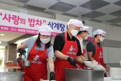 구자은 LS그룹 회장(가운데)이 5일 서울 효창동에서 독거노인을 위한 '사랑의 밥차' 봉사활동에 참여하고 있다.[사진제공=LS]