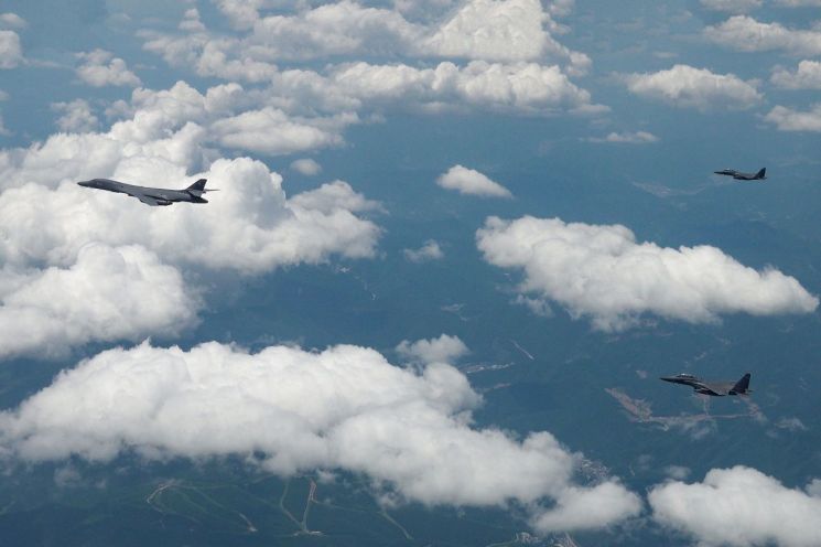 미 B-1B 전략폭격기가 5일 한반도에 전개한 가운데 한미 공군이 합동직격탄(JDAM) 투하를 비롯한 연합훈련을 실시했다. [사진제공=국방부]