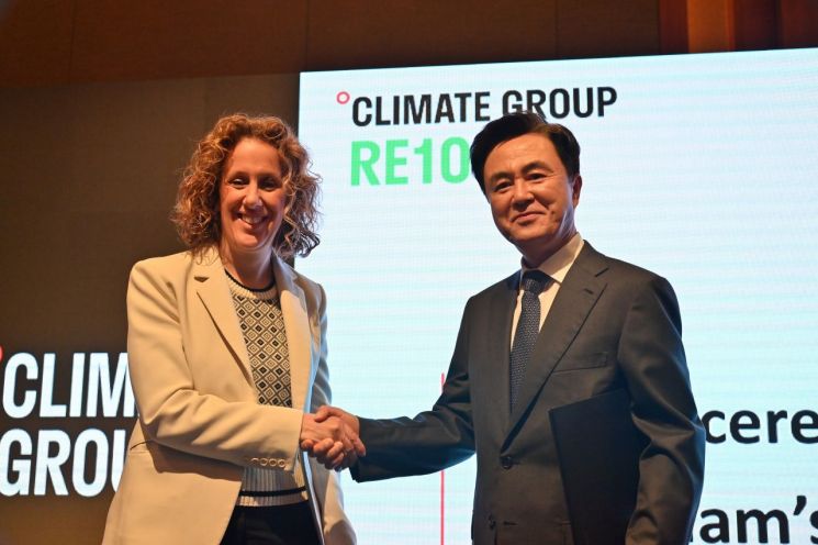 김태흠 충남지사가 아시아 재생에너지 성장 포럼에 참석해 헬렌 클락슨 클라이밋 그룹 CEO와 접견하고 있다. / 충남도