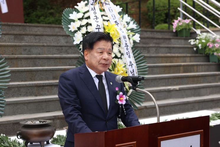 이상근 경남 고성군수가 현충일 추념식에서 인사말을 하고 있다.